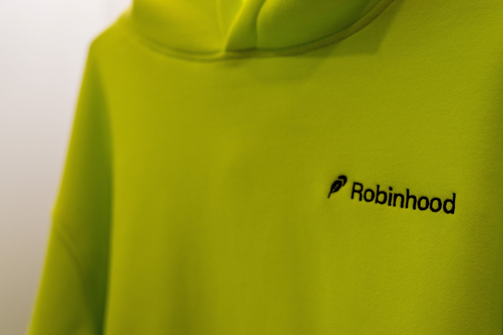 Robinhood Unveils AI Agents for Trading and Virtual Card Purchases, Emphasizing User Control and Governance