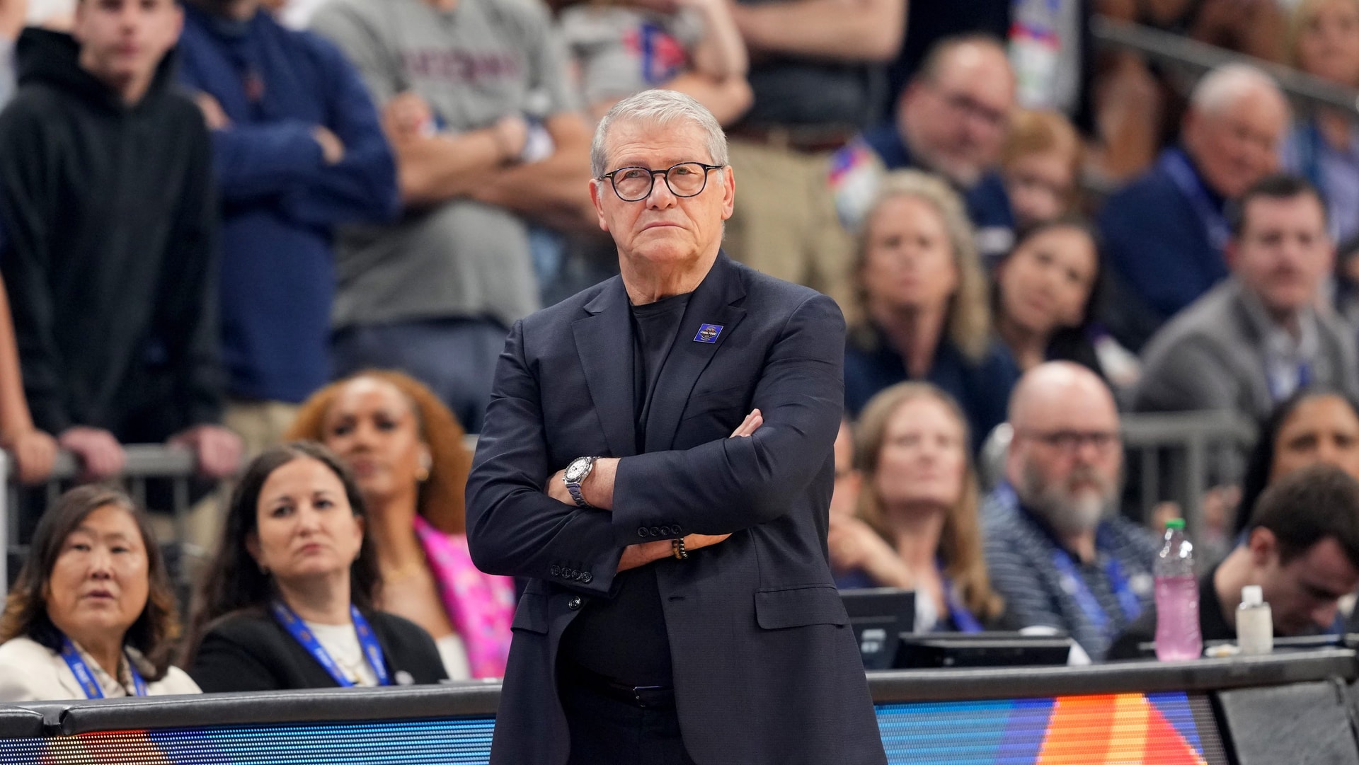 Geno Auriemma erupts over officiating disparity and calls out Dawn Staley during Final Four semifinal