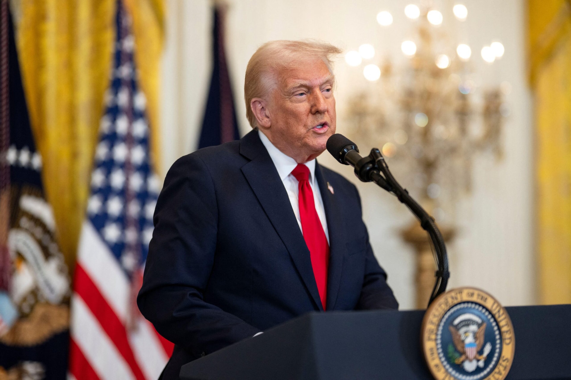 Trump Renews Warnings to Iran as Hormuz Talks Stall Amid Criticism