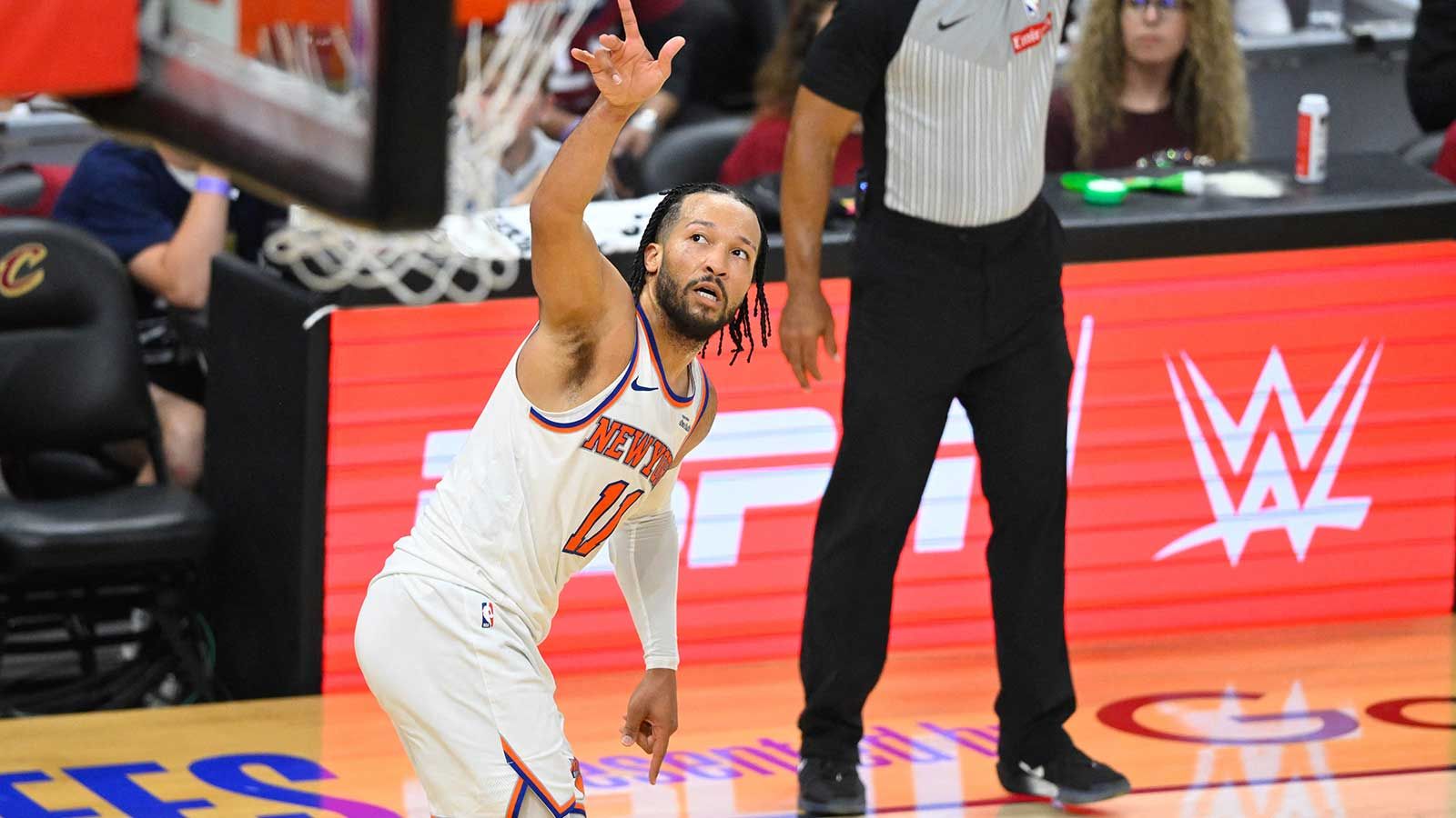 Knicks Star Jalen Brunson Suffers Knee Injury in NBA Finals Game 1, Later Returns