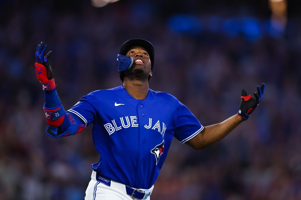 Blue Jays Star Jesús Sánchez Injured by Fan-Thrown Ball, Leaves Orioles Game