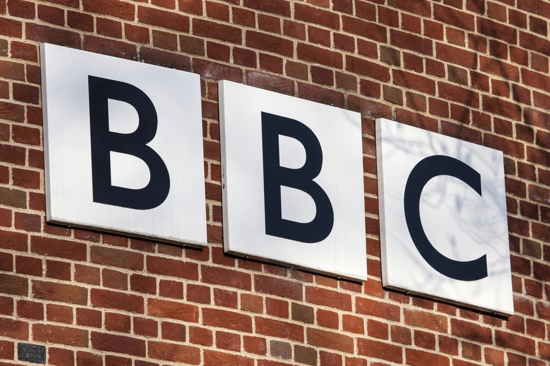 BBC Plans 2,000 Job Cuts, £500 Million Savings in Major Restructuring Drive