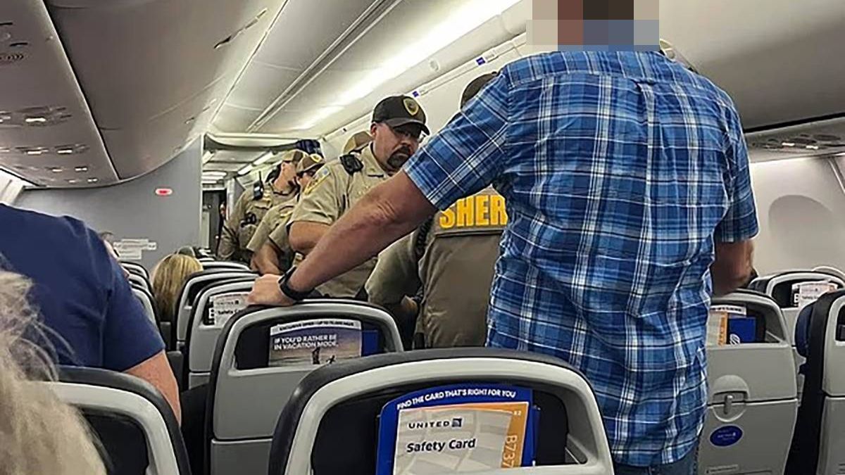 United Flight Diverts to Madison After Unruly Passenger Attempts Cockpit Breach