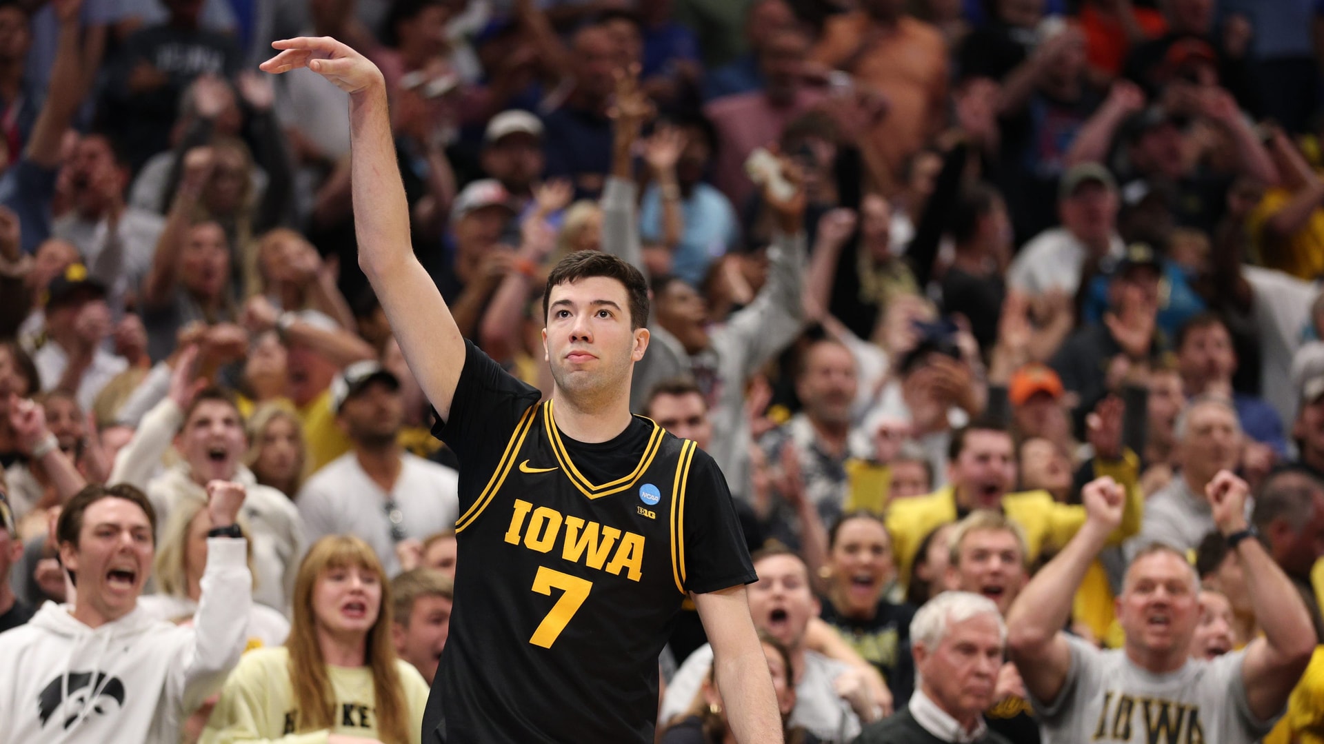Ninth-seeded Iowa stuns top-seeded defending champion Florida 73-72 on Folgueiras three-pointer with 4.5 seconds left