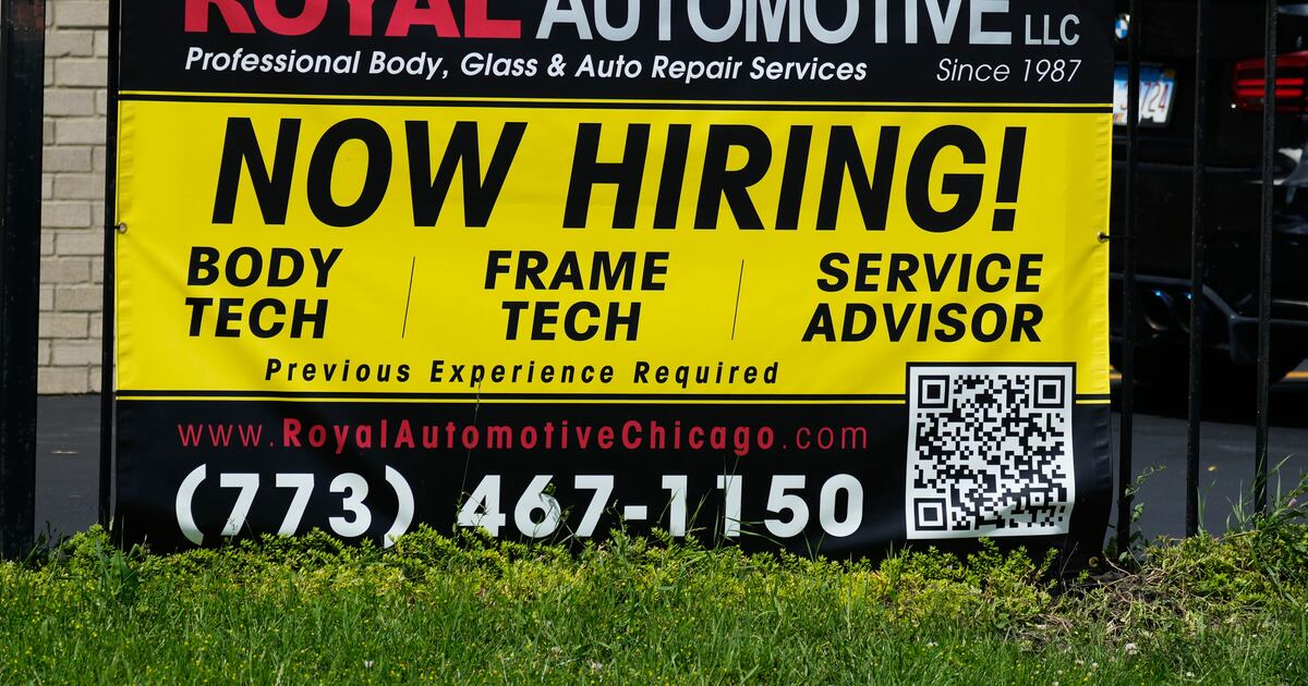 US Jobless Claims Decline, Highlighting Tight Labor Market Amid Persistent Inflation and Rate Hike Concerns