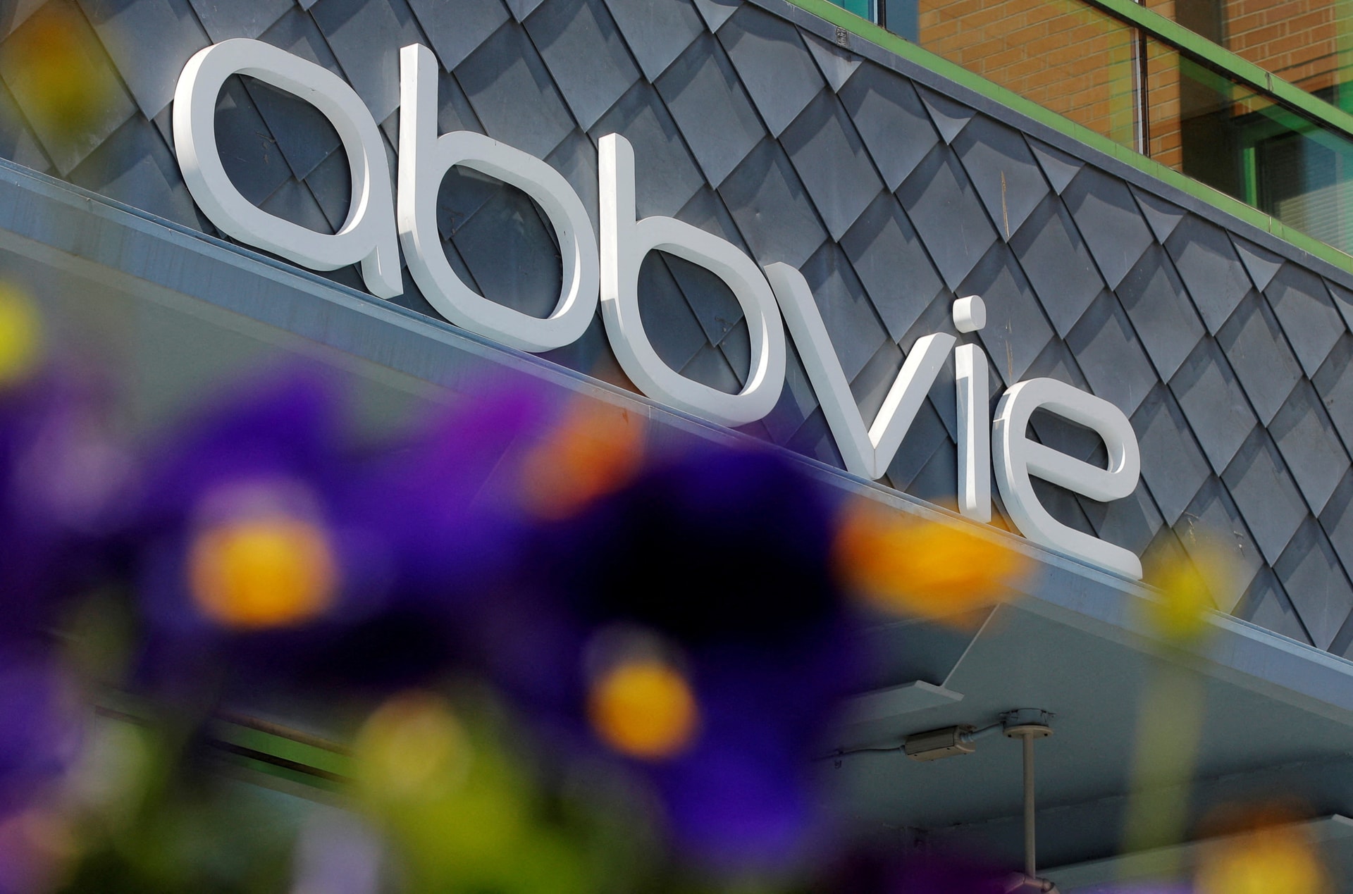 Epoch Investment Adjusts Stakes in Waters, Mastercard, and AbbVie, Boosting Key Holdings
