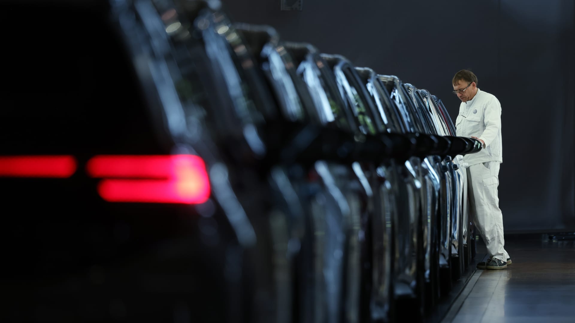 Volkswagen Downgrades 2026 Outlook, Eyes 100,000 Job Cuts Amid China Sales Slump