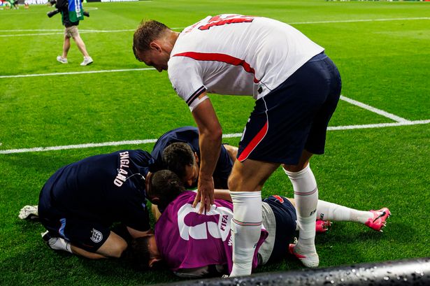 England Beats Mexico 3-2 with 10 Men to Reach Quarterfinals, Henderson Suffers Injury