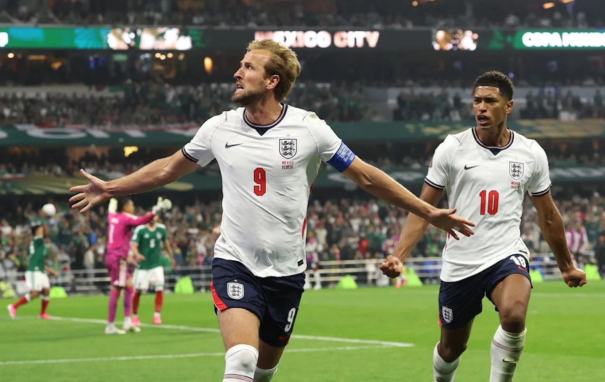 England Beats Mexico 3-2 at Azteca Despite Red Card, Weather Delay to Reach Quarterfinals
