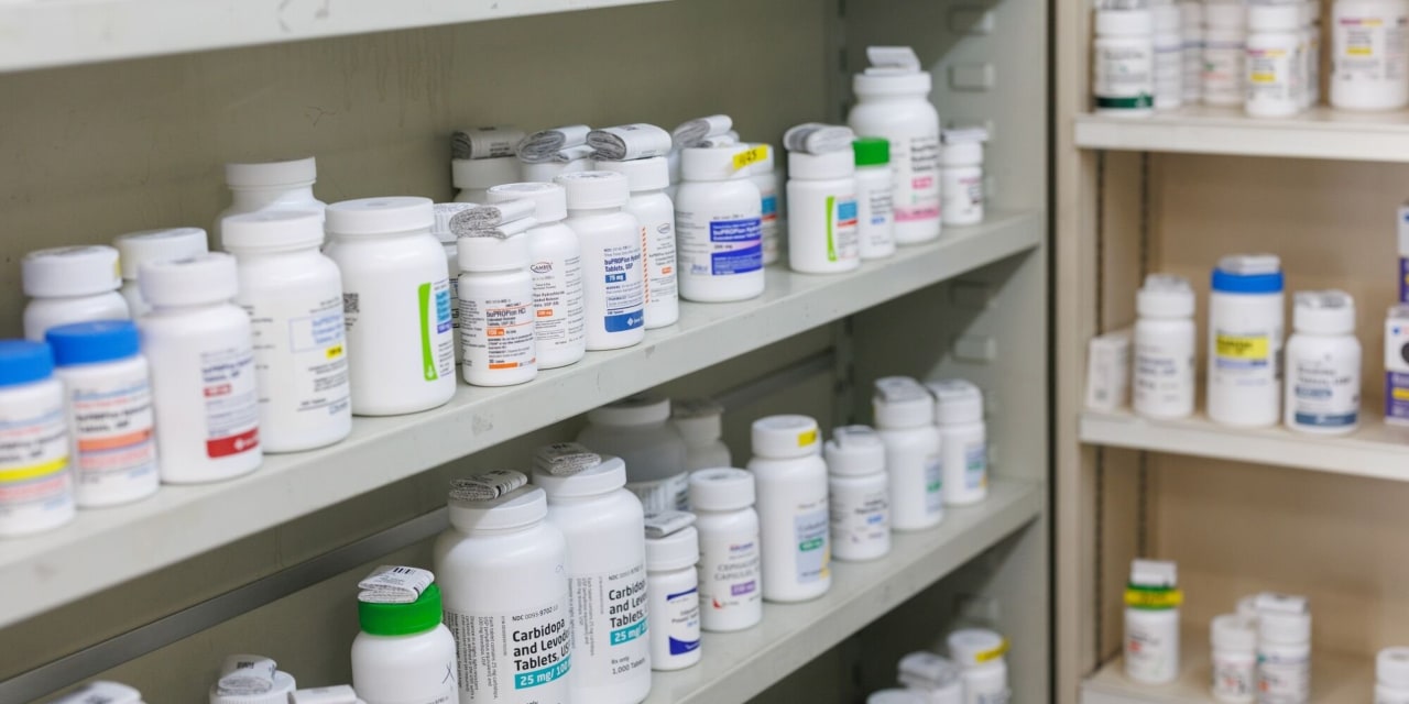 Trump Imposes Phased Tariffs on Generic Drugs, Mandating US Production by 2028