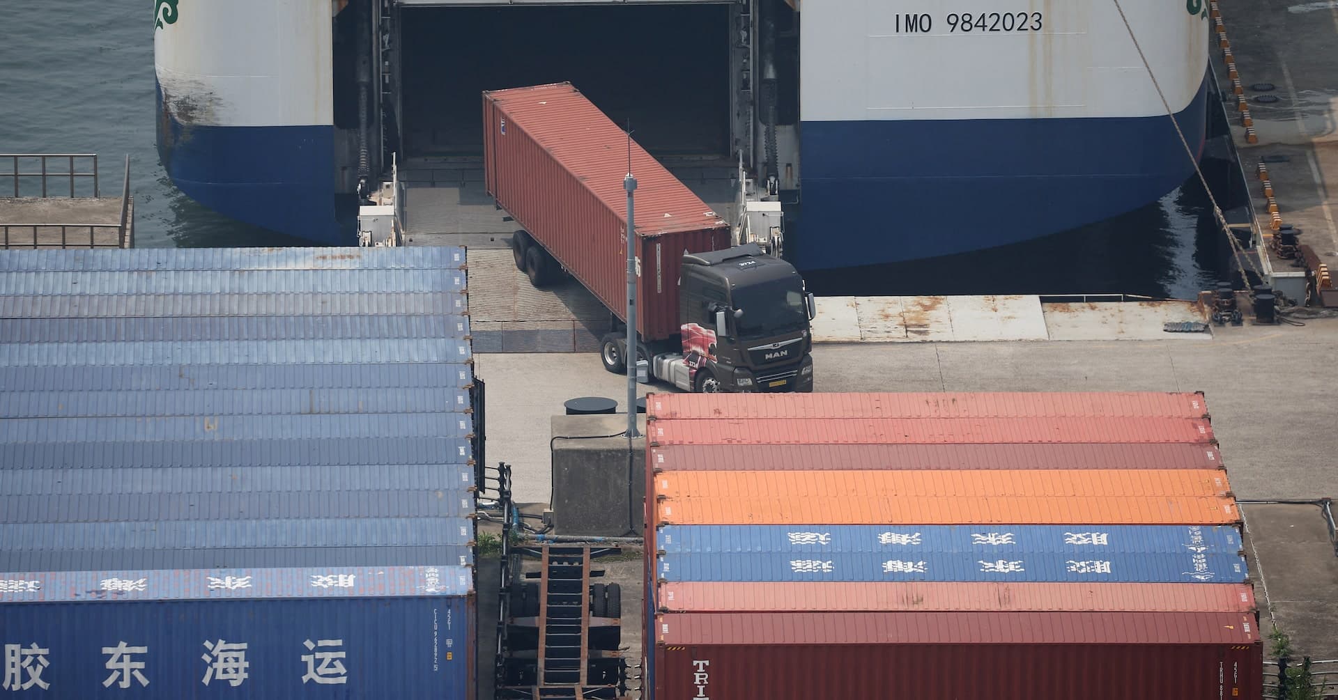 South Korean August exports surge 68.7% to $98 billion on record AI chip demand.