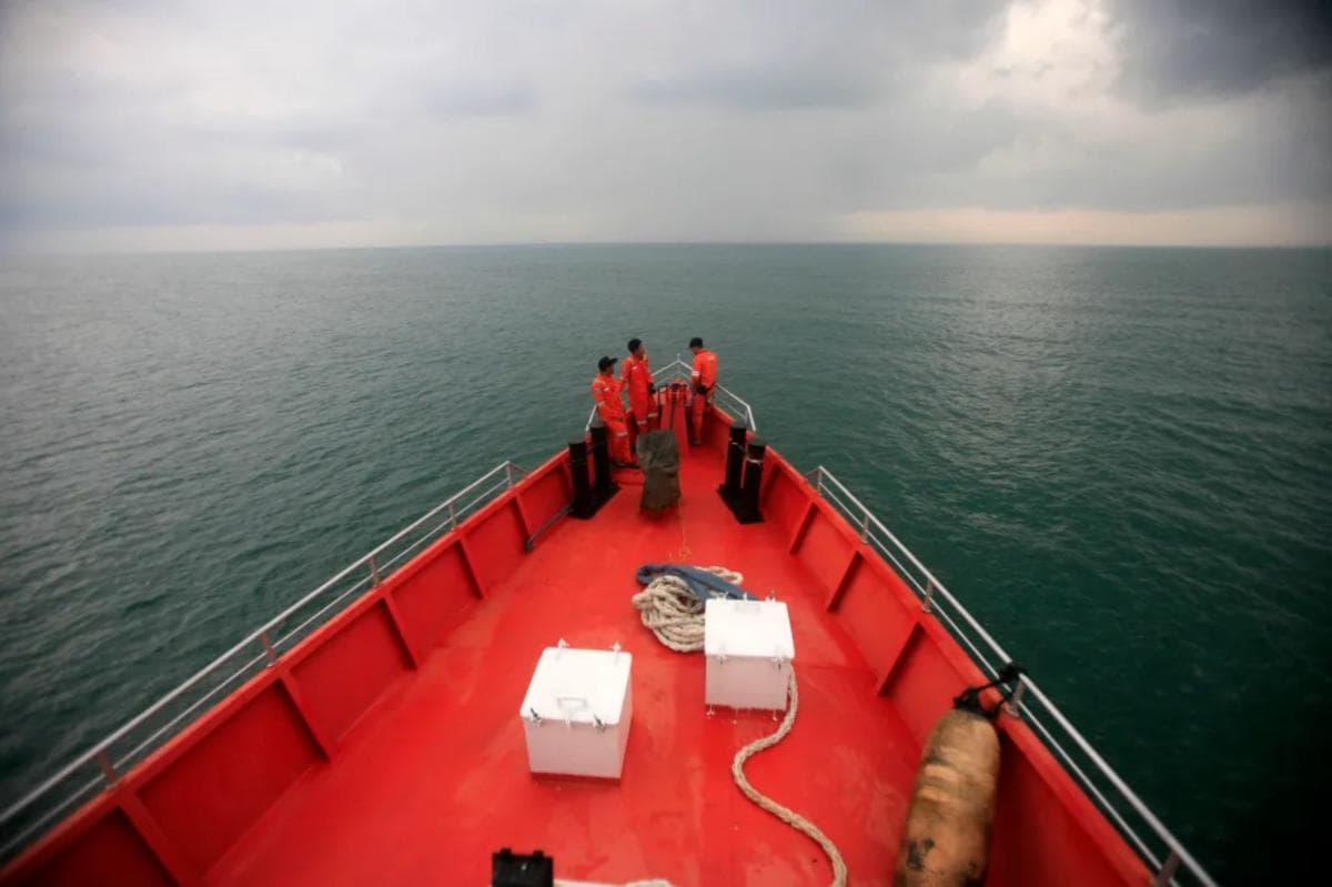 Indonesian Rescuers Launch Search Operation After Passenger Ferry Loses Contact in Java Sea