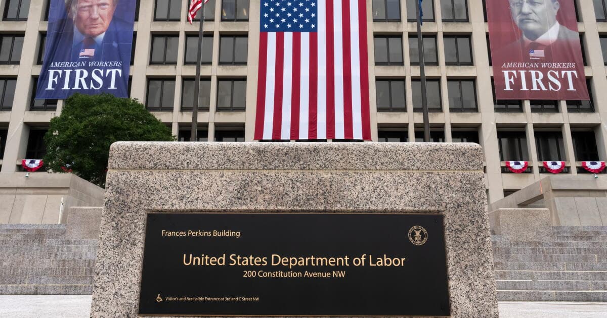 U.S. Jobless Claims Fall to 196,000 in Lowest Level Since Mid-July
