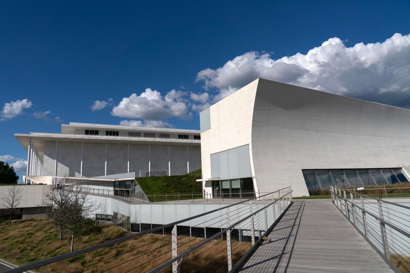 Kennedy Center Faces Imminent Bankruptcy and Weighs Trump Naming to Secure Emergency Funds