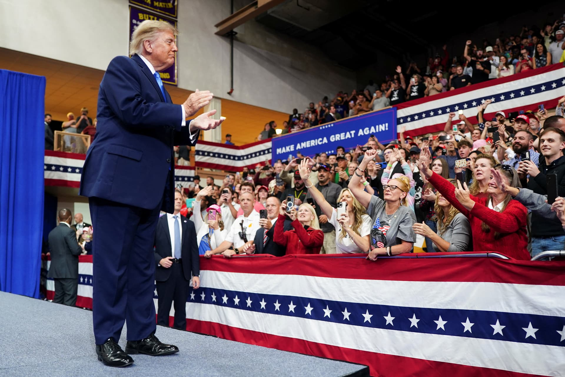 Trump Boosts Ohio GOP Candidates in High-Stakes Midterm Campaign Rally
